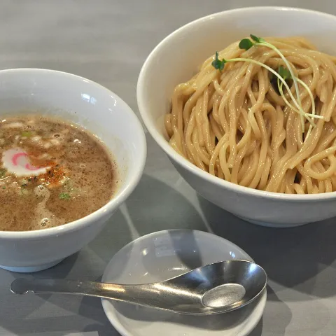 옆에서 본 츠케멘 — 흰 그릇에 담은 굵은 면과 옆에 놓인 찍어 먹는 국물