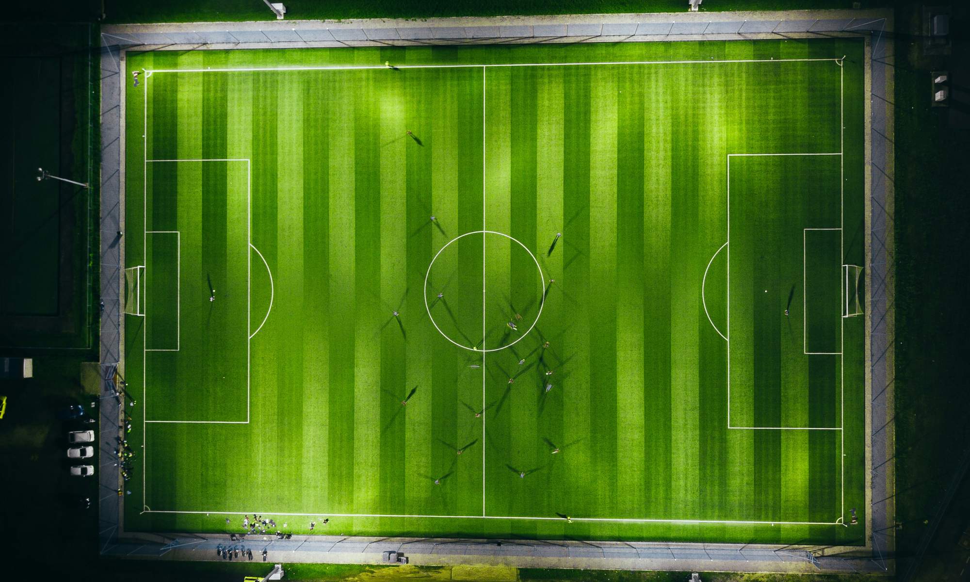 조명이 켜진 밤 축구장을 위에서 내려다본 모습