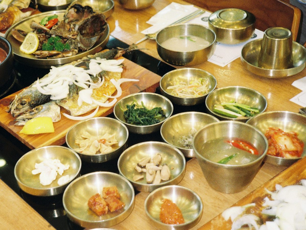 놋그릇에 담긴 나물·김치·국과 생선구이가 차려진 한식 상