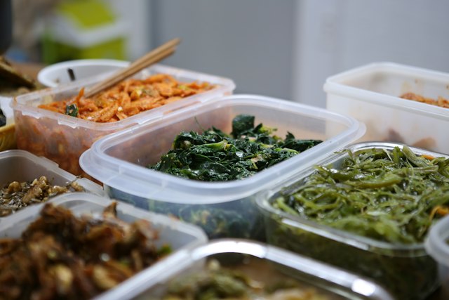반찬 통에 나눠 담은 나물과 김치